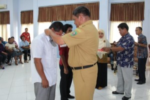 Kepala Dinas Kelautan dan Perikanan Prov. Maluku bersama Kepala BPPP Ambon Menyematkan Tanda Pengenal Kepada Peserta Pelatihan