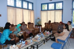 Menteri Yohana Bersama Sekda Promal dan Kasubag TU BPPP Ambon